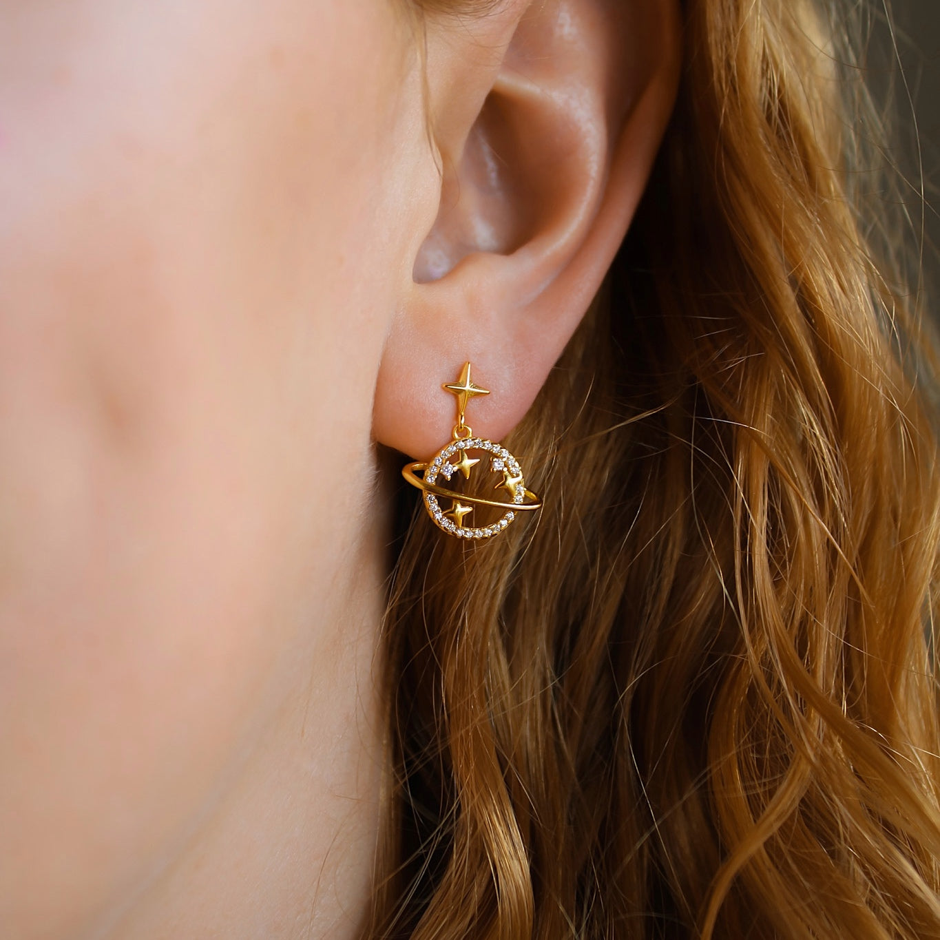 "Galactic Traveler" Saturn Ohrringe mit Zirkonia