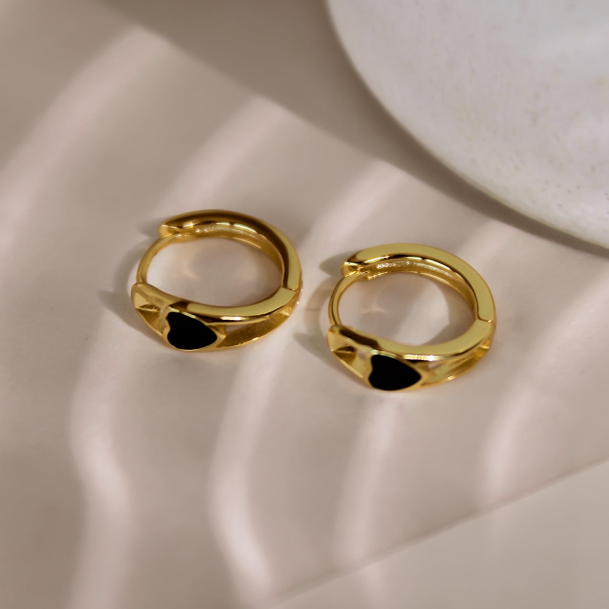 "Danica" moderne Creolen mit schwarzem Herz