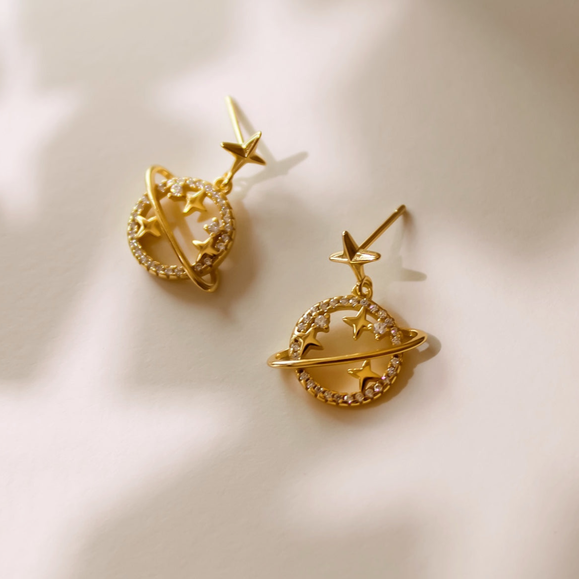 "Galactic Traveler" Saturn Ohrringe mit Zirkonia