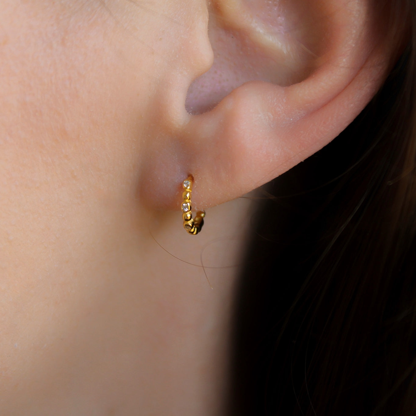 "Amelia" kleine Zirkonia Kügelchen Creolen Gold