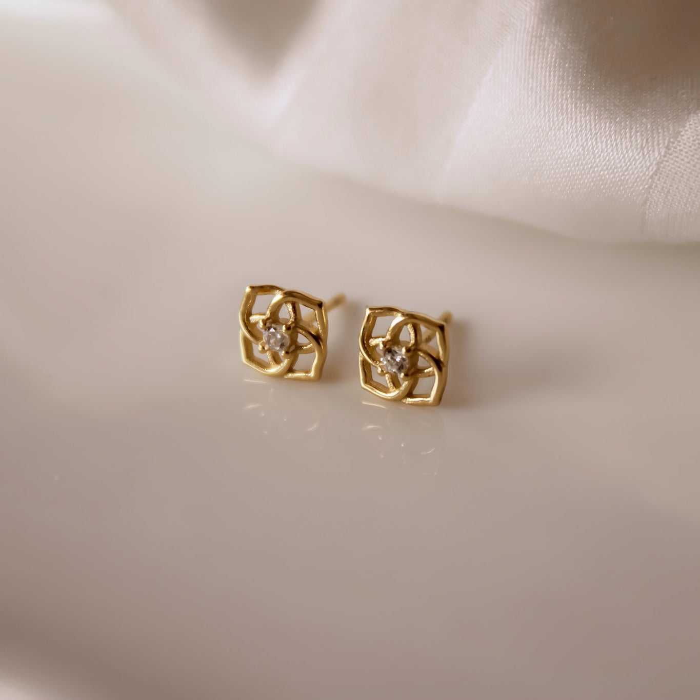 „Avery" Blumen Ornament Ohrstecker