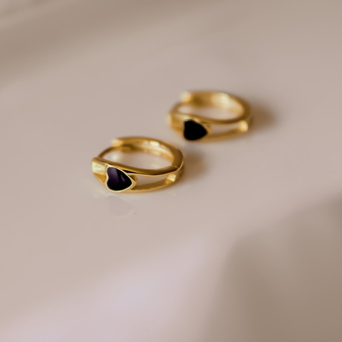 "Danica" moderne Creolen mit schwarzem Herz