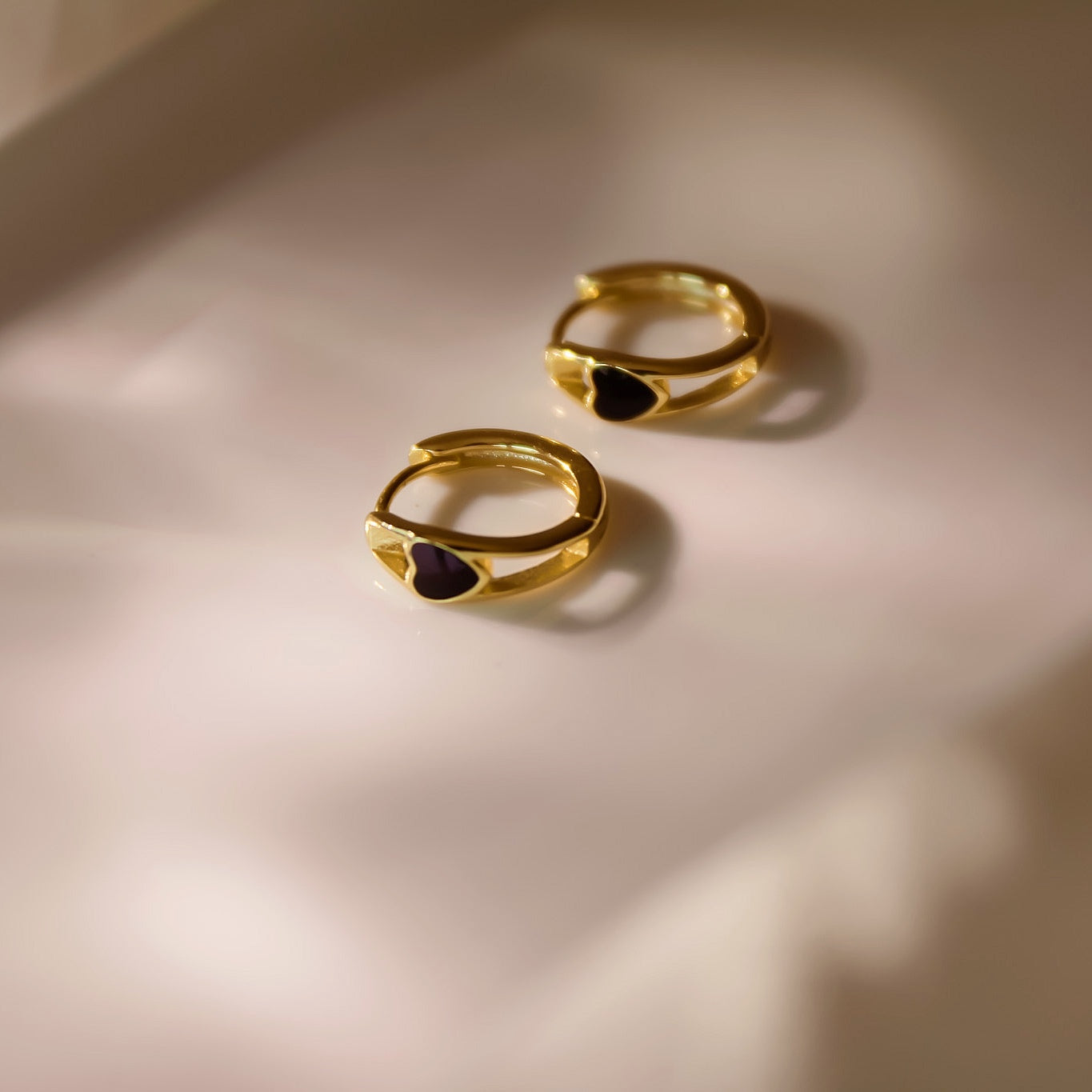 "Danica" moderne Creolen mit schwarzem Herz