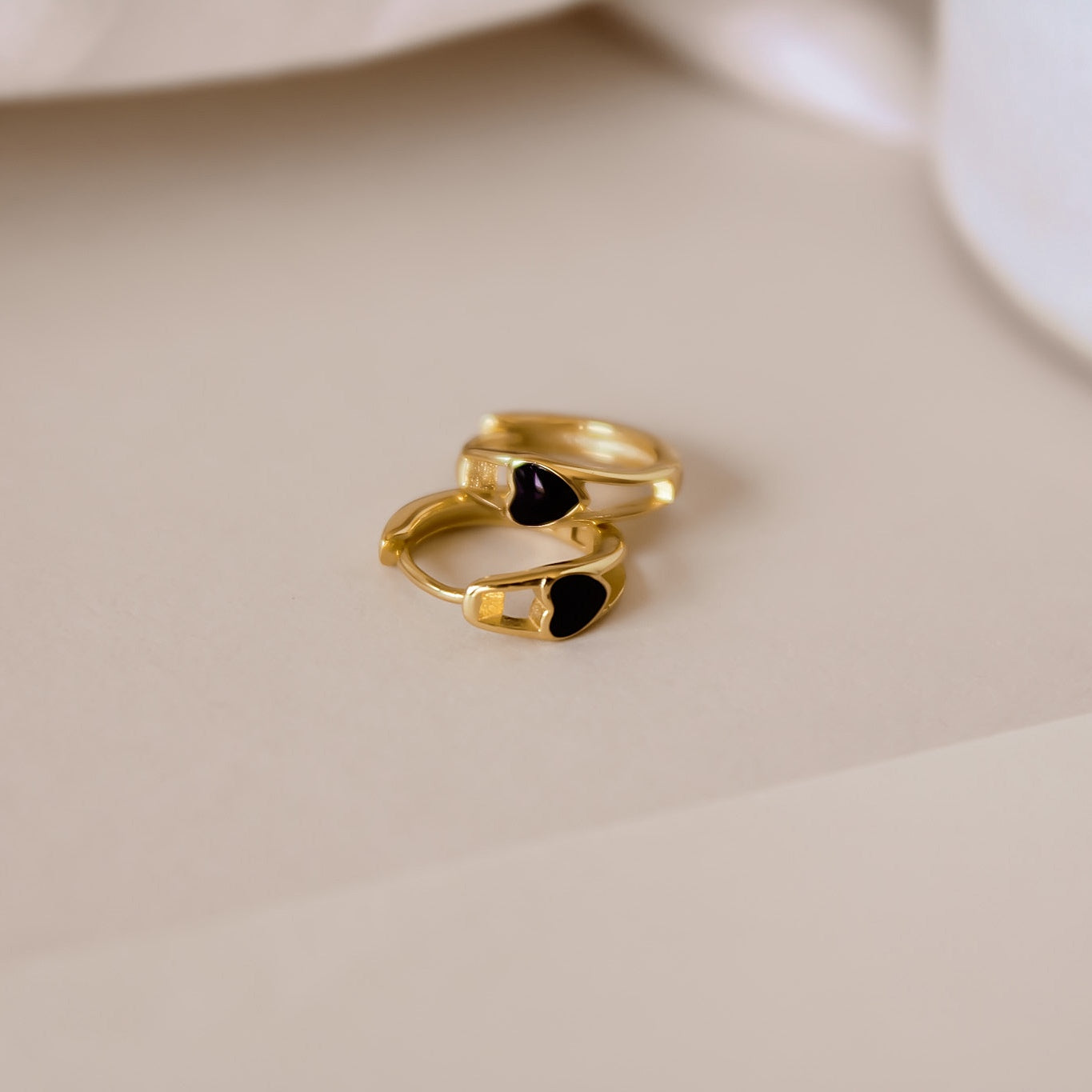 "Danica" moderne Creolen mit schwarzem Herz