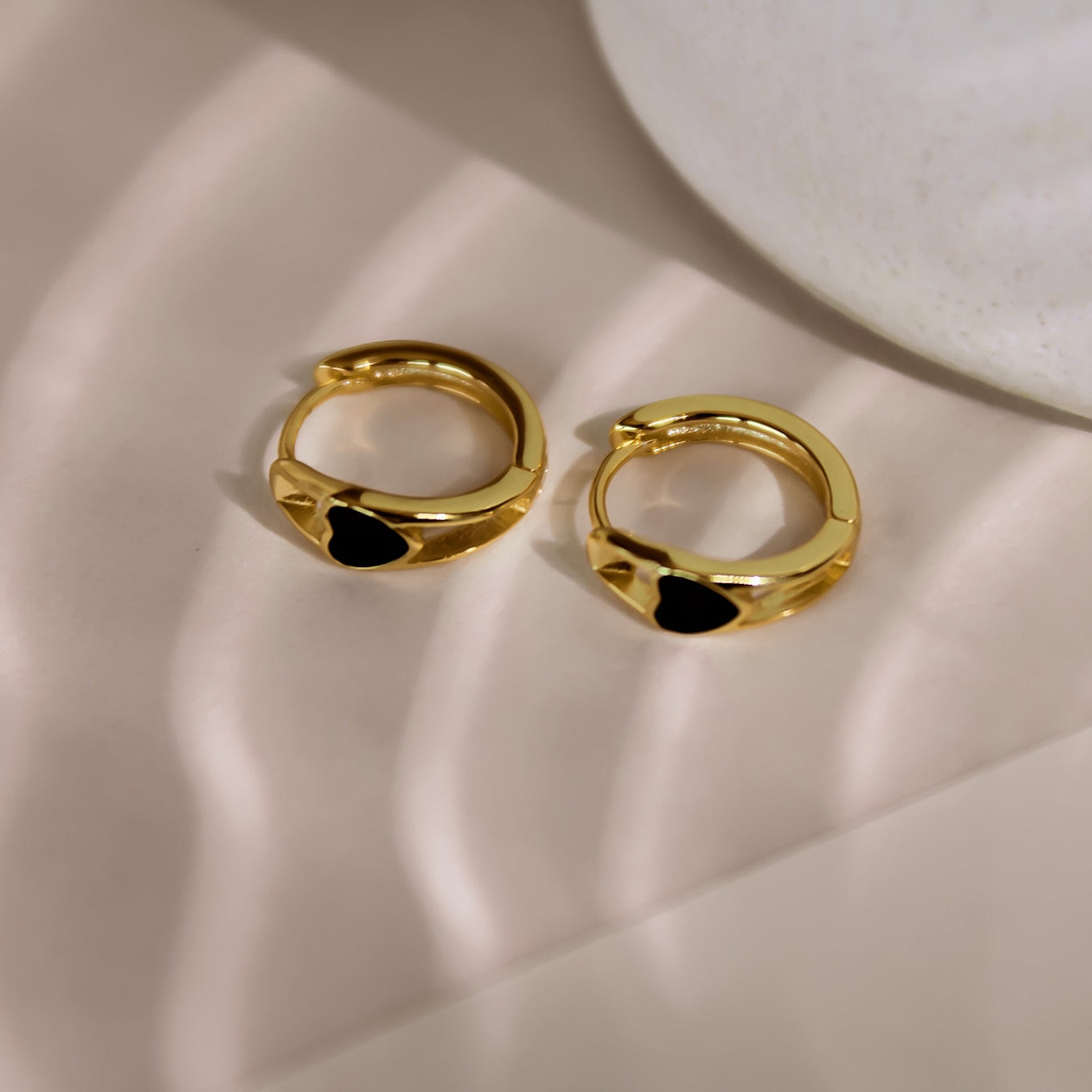 "Danica" moderne Creolen mit schwarzem Herz