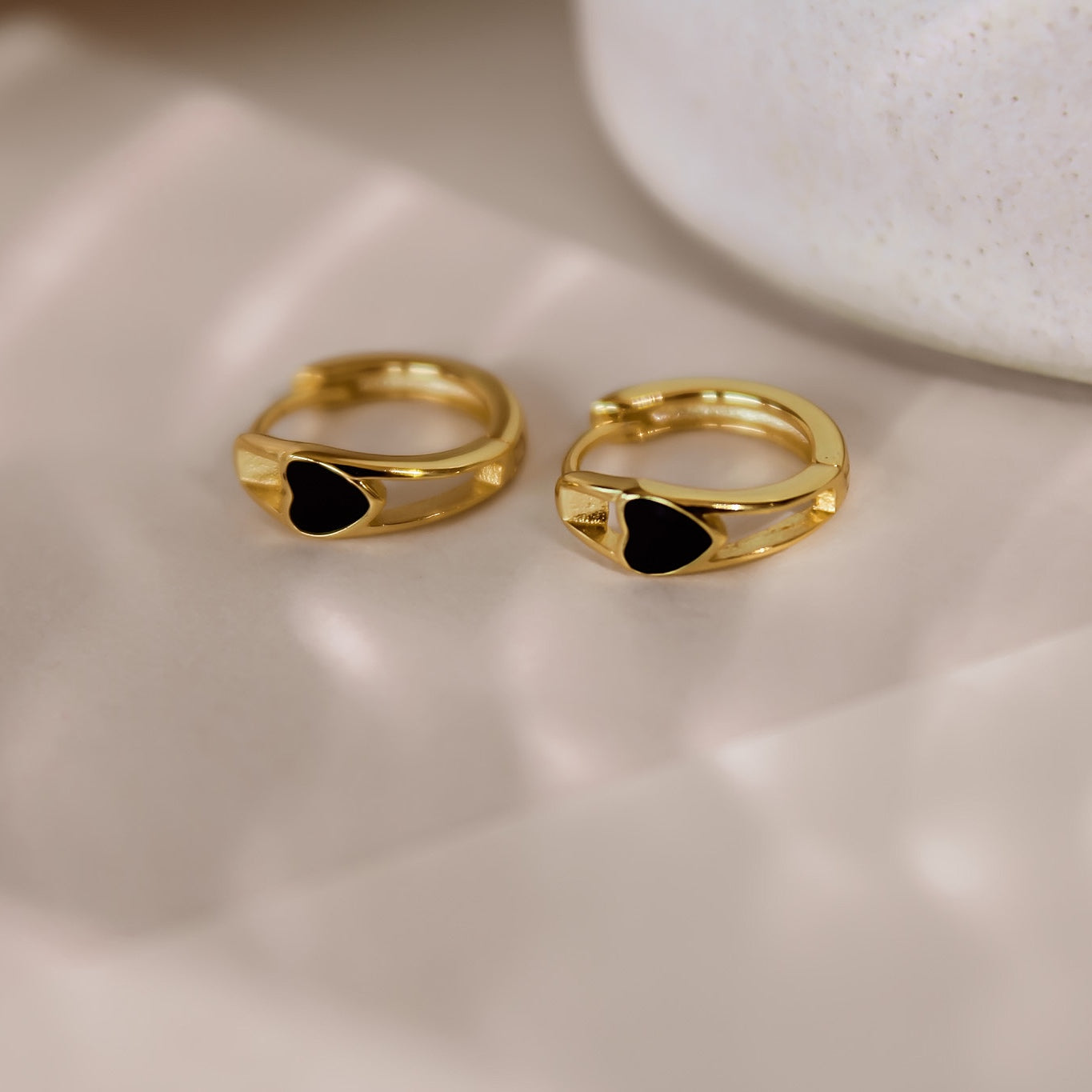 "Danica" moderne Creolen mit schwarzem Herz