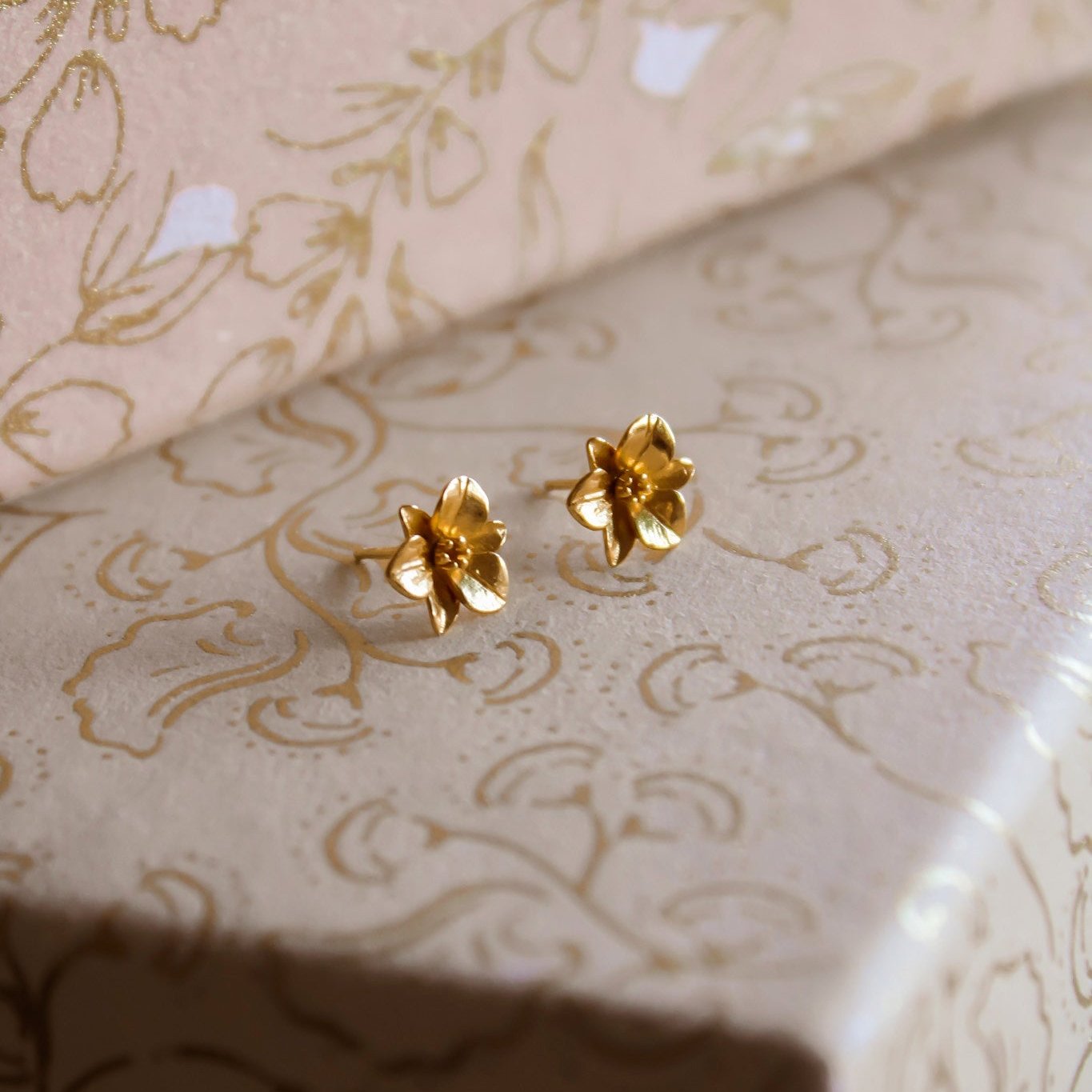 „Orchid" elegant Ohrstecker mit detailliertem Blumenmotiv