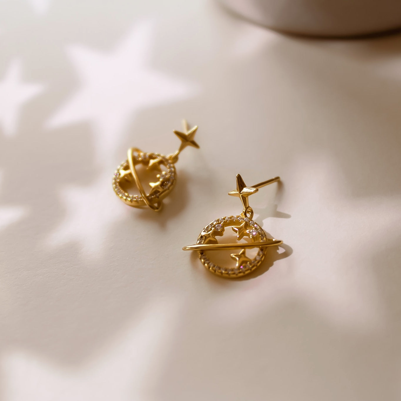 "Galactic Traveler" Saturn Ohrringe mit Zirkonia