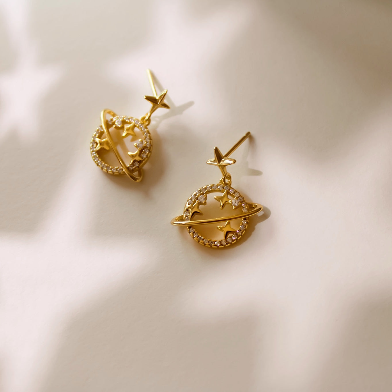 "Galactic Traveler" Saturn Ohrringe mit Zirkonia