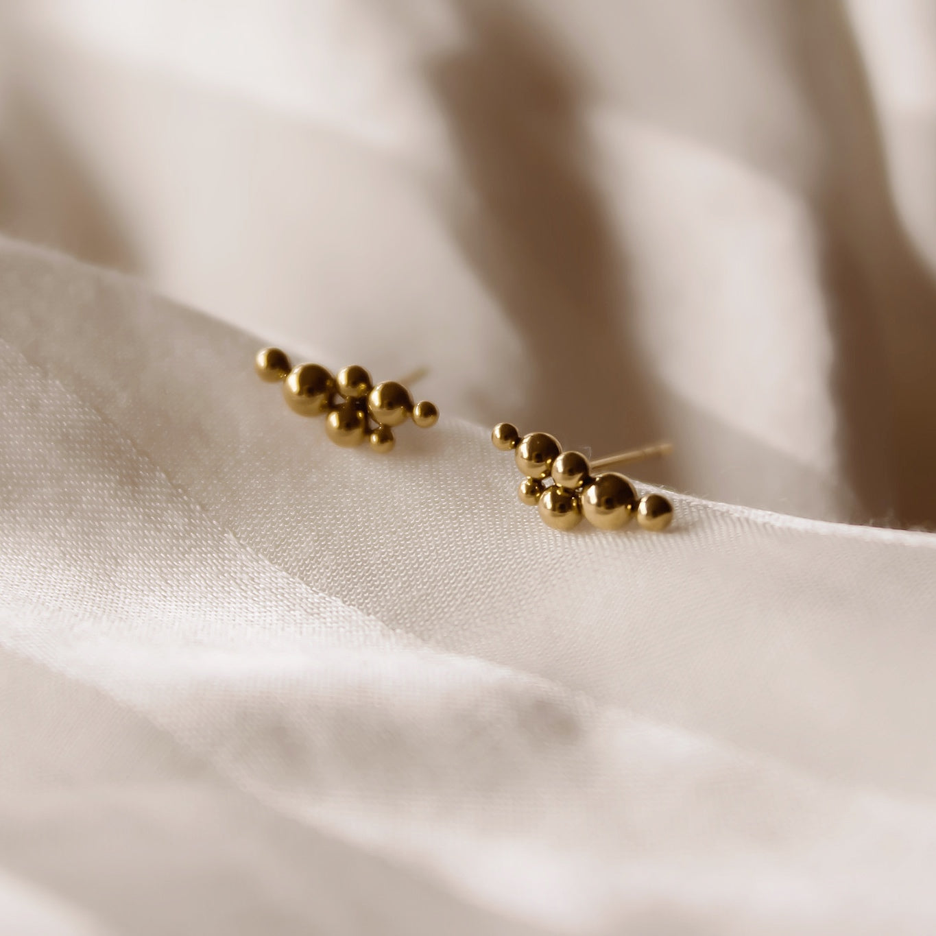 "Bubbly" asymmetrische Kügelchen Ohrstecker Edelstahl