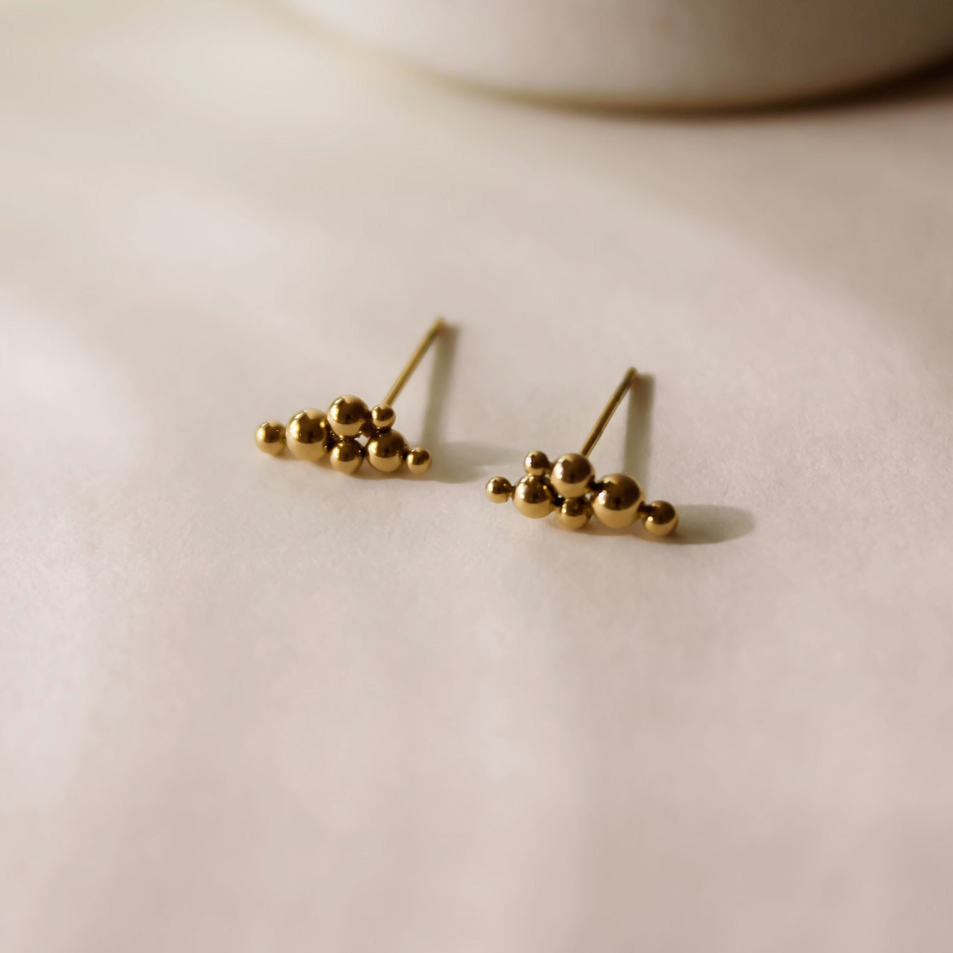 "Bubbly" asymmetrische Kügelchen Ohrstecker Edelstahl