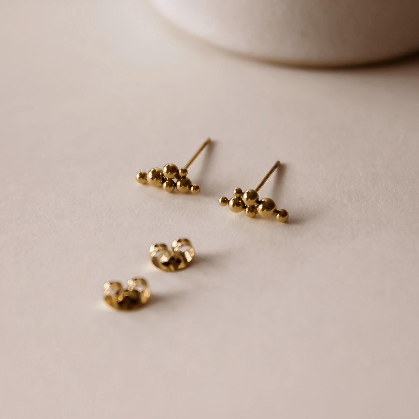 "Bubbly" asymmetrische Kügelchen Ohrstecker Edelstahl