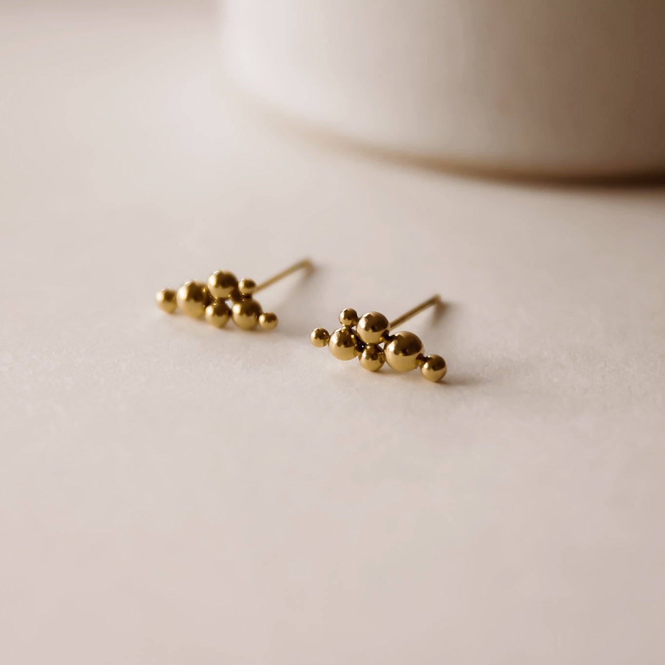 "Bubbly" asymmetrische Kügelchen Ohrstecker Edelstahl