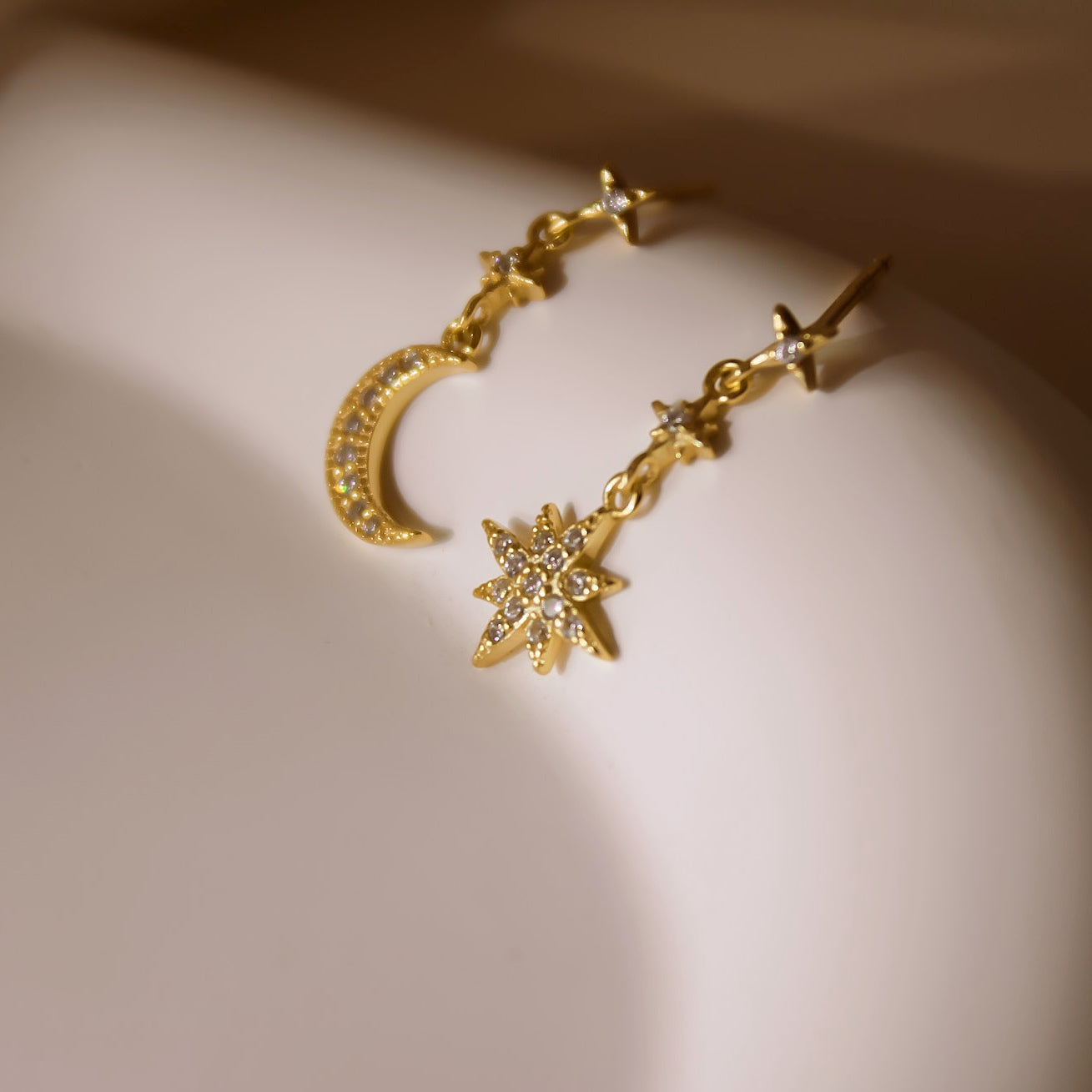 „Yozora" schimmerndes Mond und Sterne Ohrring Set