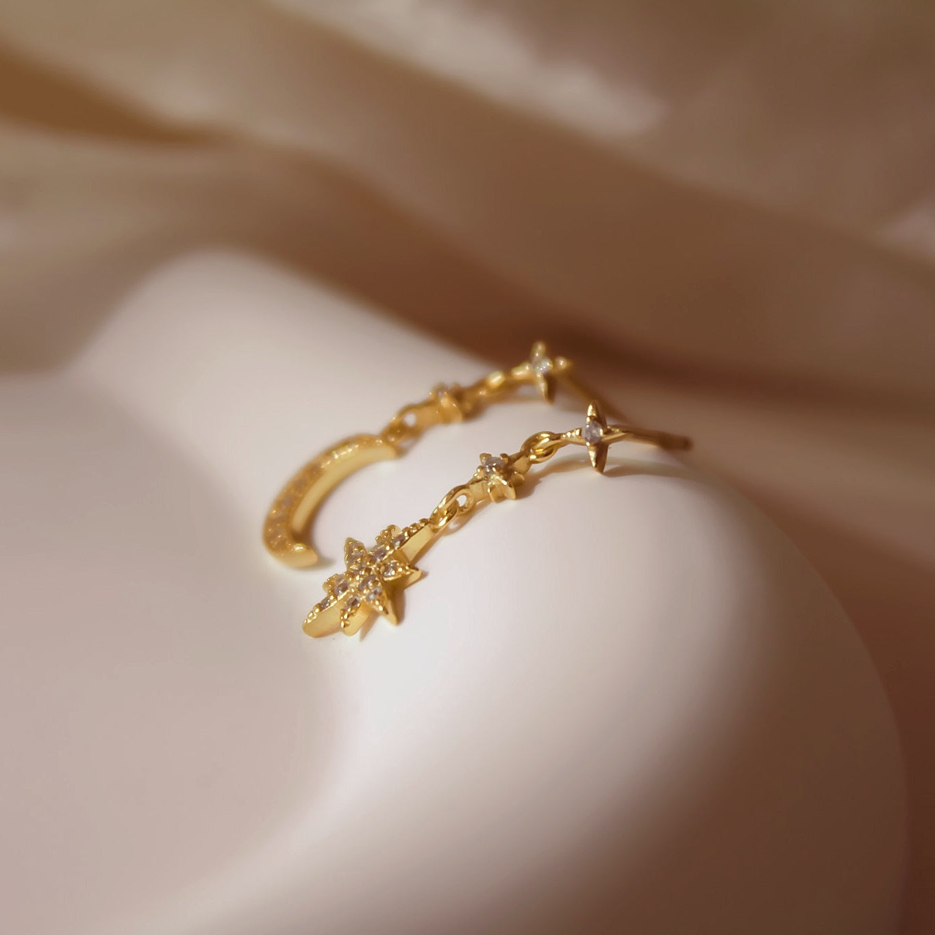 „Yozora" schimmerndes Mond und Sterne Ohrring Set