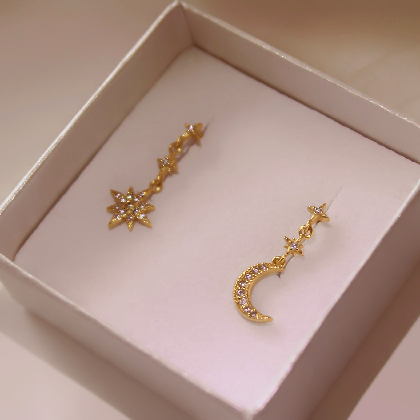 „Yozora" schimmerndes Mond und Sterne Ohrring Set