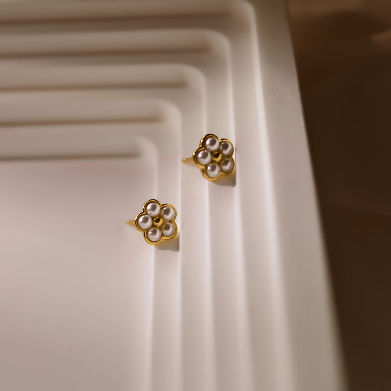 „Hime" zierliche Perlen Ohrstecker im Blüten Design