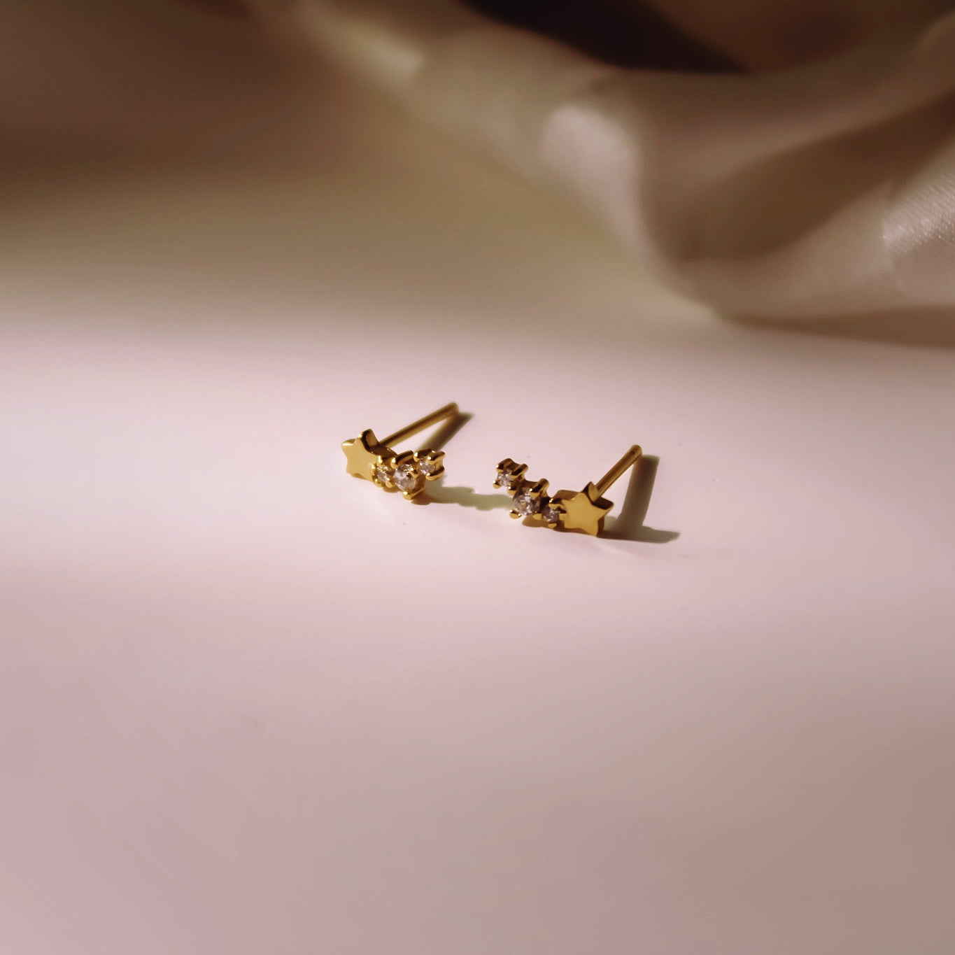 "Nightly Spark" winzige Zirkonia Ohrstecker mit Sternchen