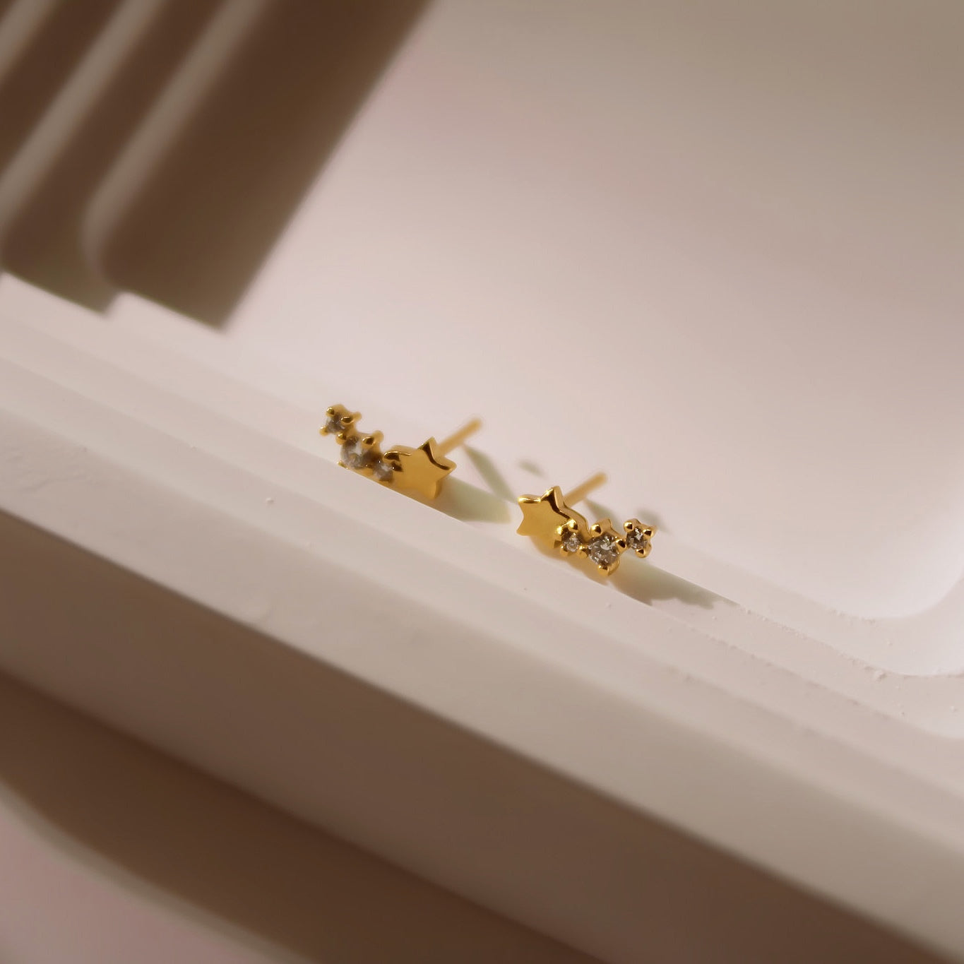 "Nightly Spark" winzige Zirkonia Ohrstecker mit Sternchen