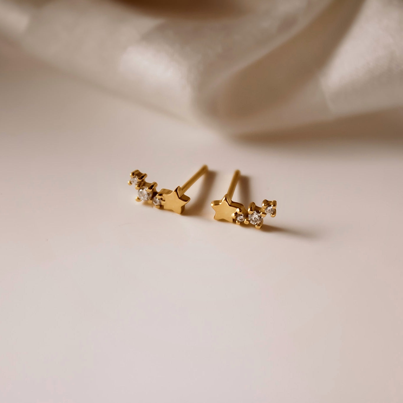 "Nightly Spark" winzige Zirkonia Ohrstecker mit Sternchen