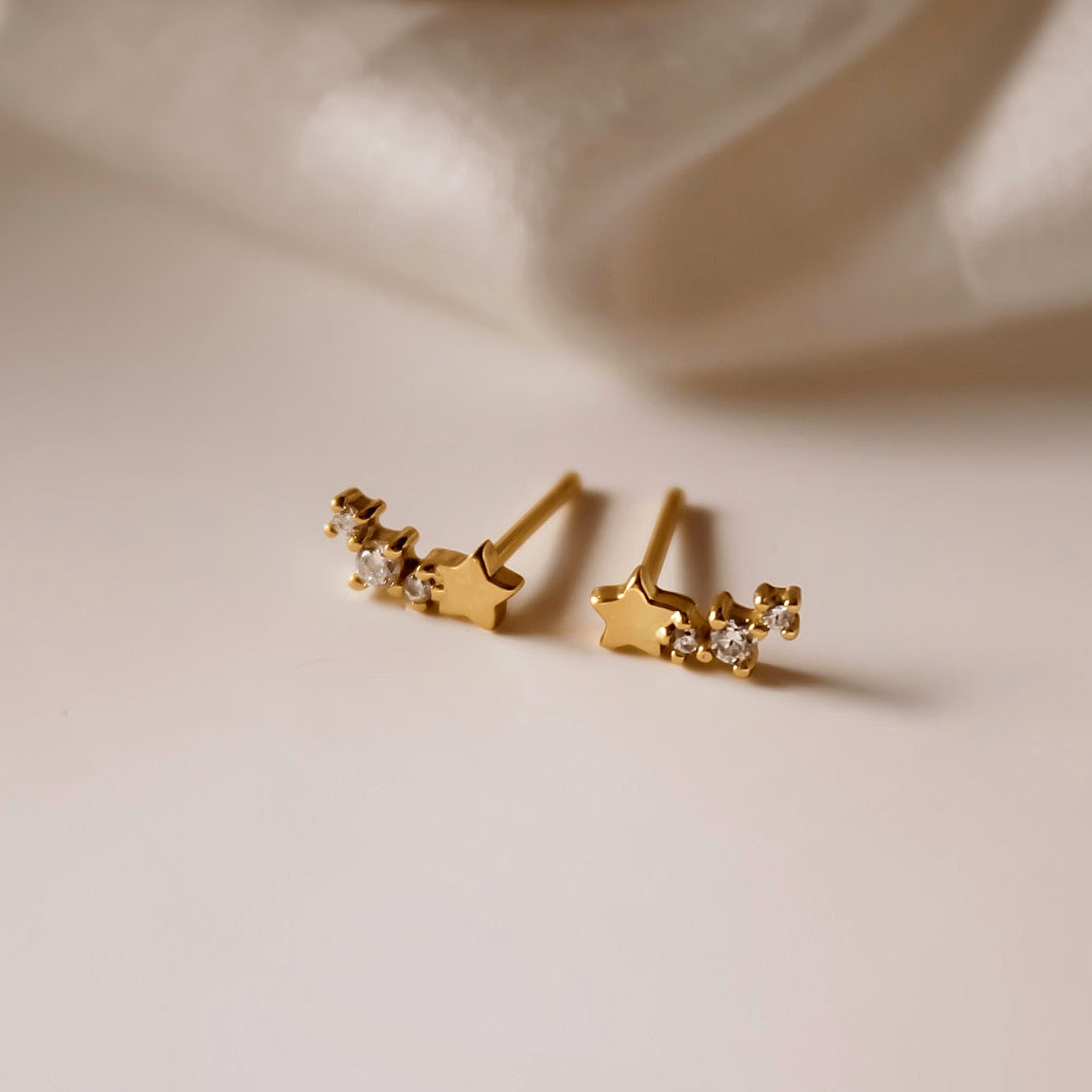 "Nightly Spark" winzige Zirkonia Ohrstecker mit Sternchen