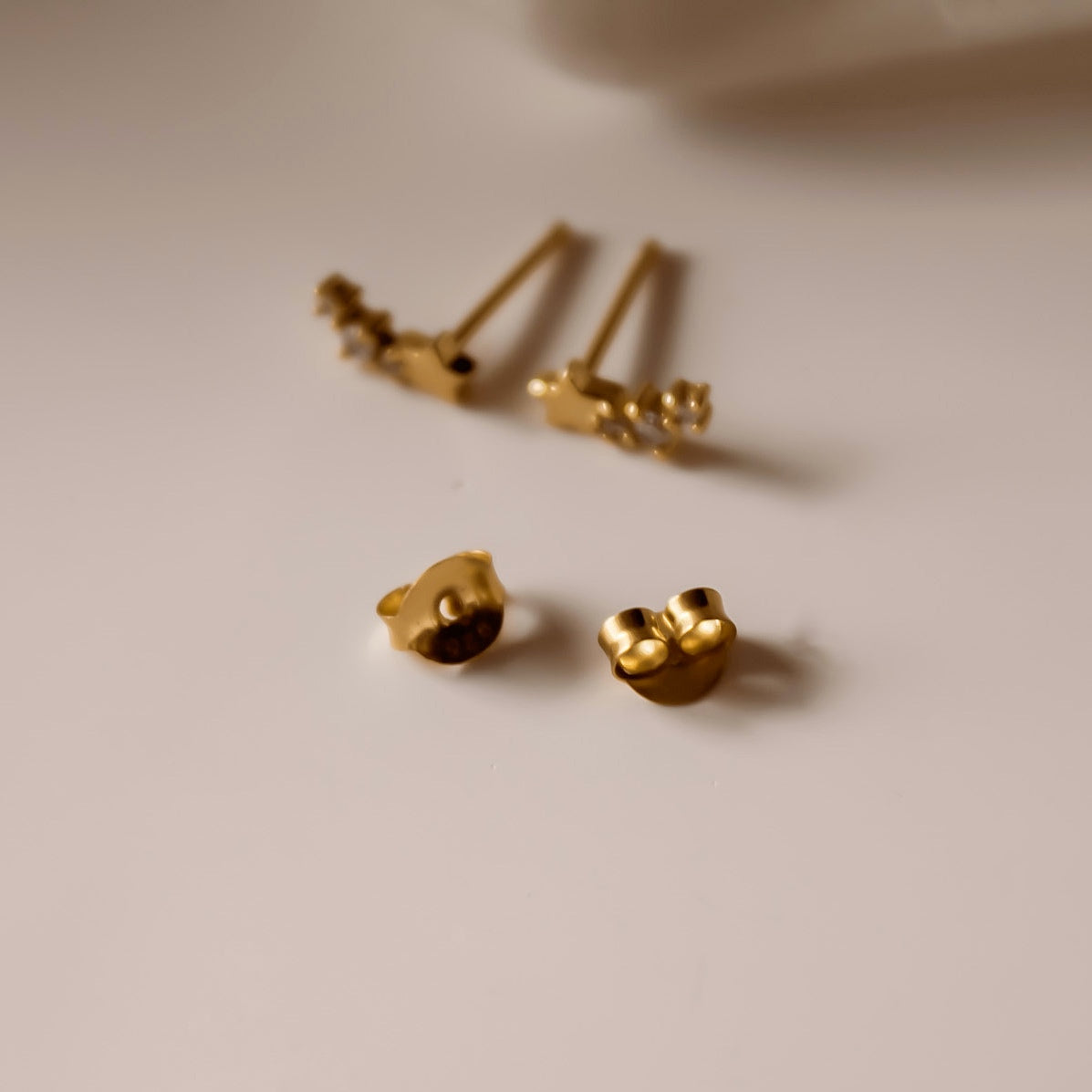 "Nightly Spark" winzige Zirkonia Ohrstecker mit Sternchen