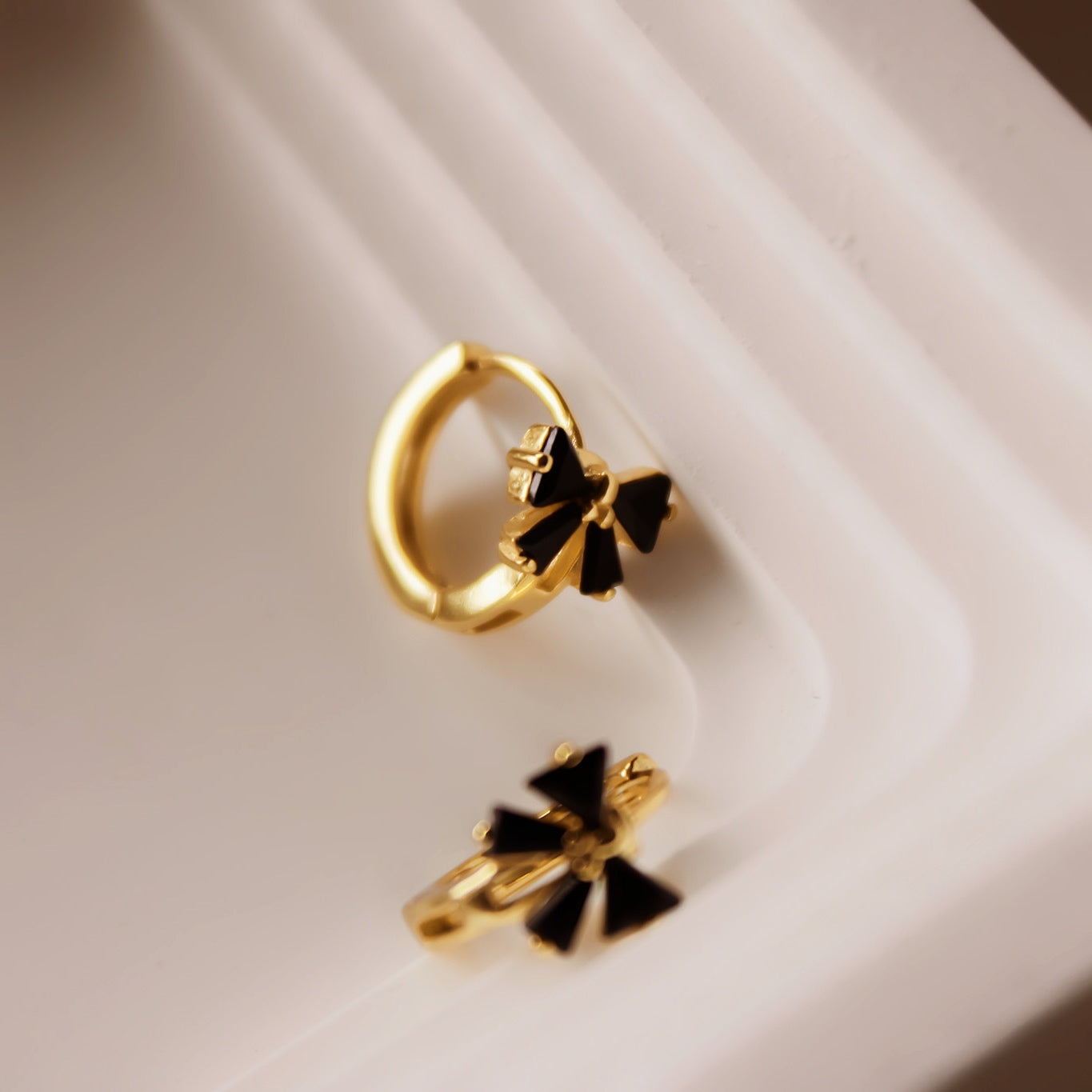 „Harriet" Schleifen Creolen mit schwarzen Zirkonia