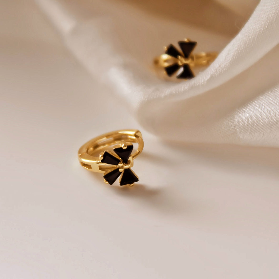 „Harriet" Schleifen Creolen mit schwarzen Zirkonia