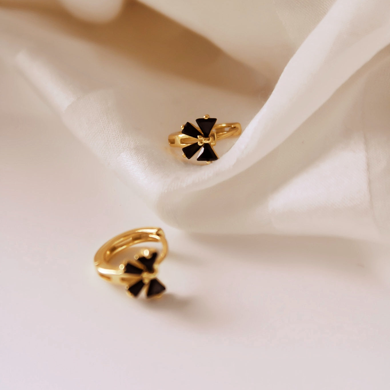 „Harriet" Schleifen Creolen mit schwarzen Zirkonia