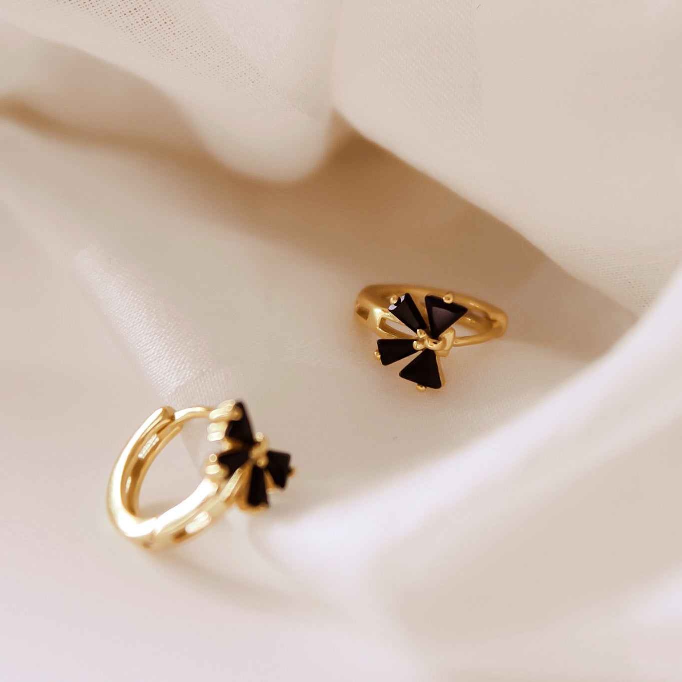 „Harriet" Schleifen Creolen mit schwarzen Zirkonia