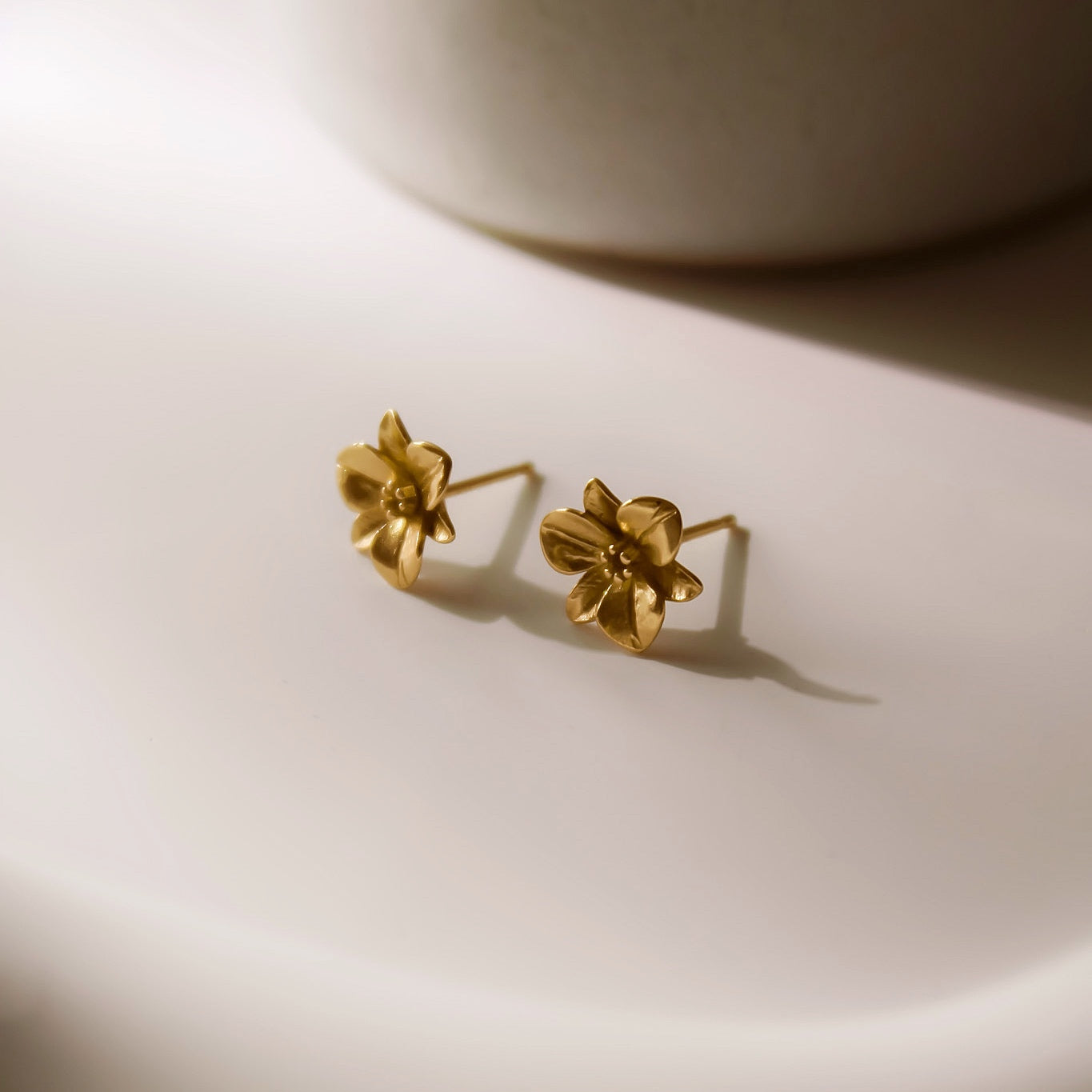 „Orchid" elegant Ohrstecker mit detailliertem Blumenmotiv