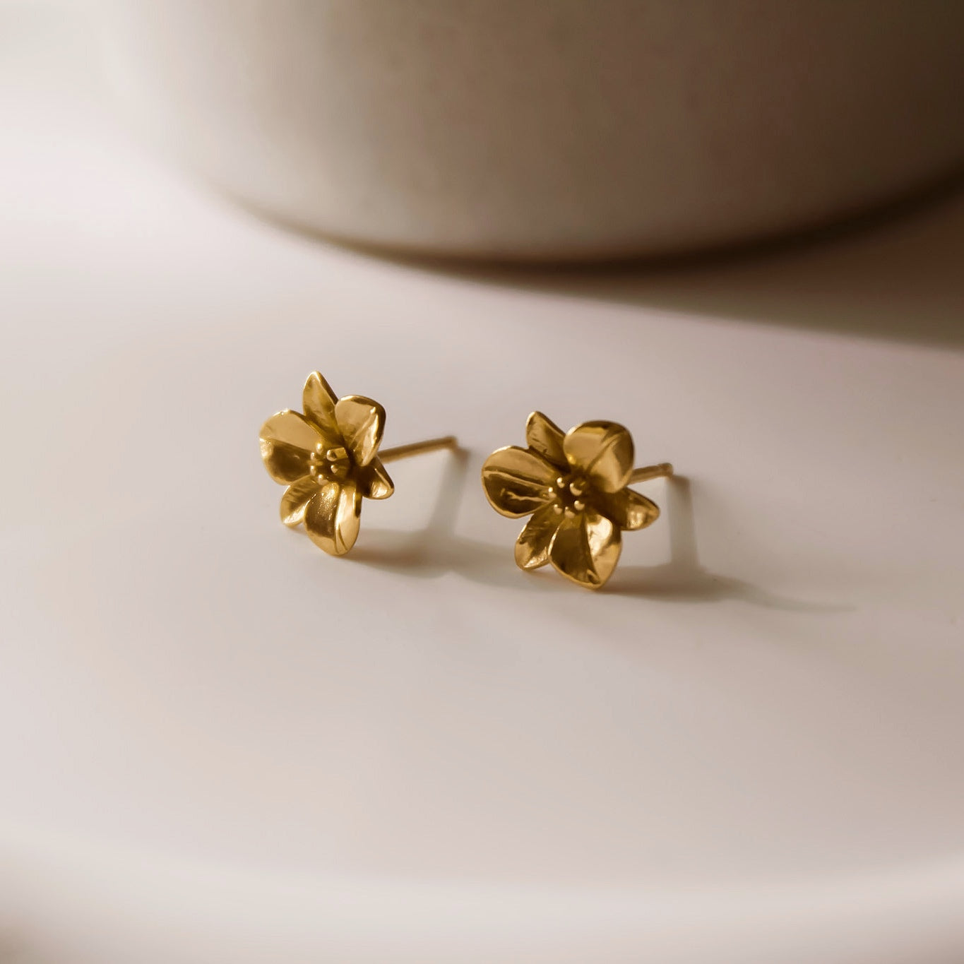 „Orchid" elegant Ohrstecker mit detailliertem Blumenmotiv