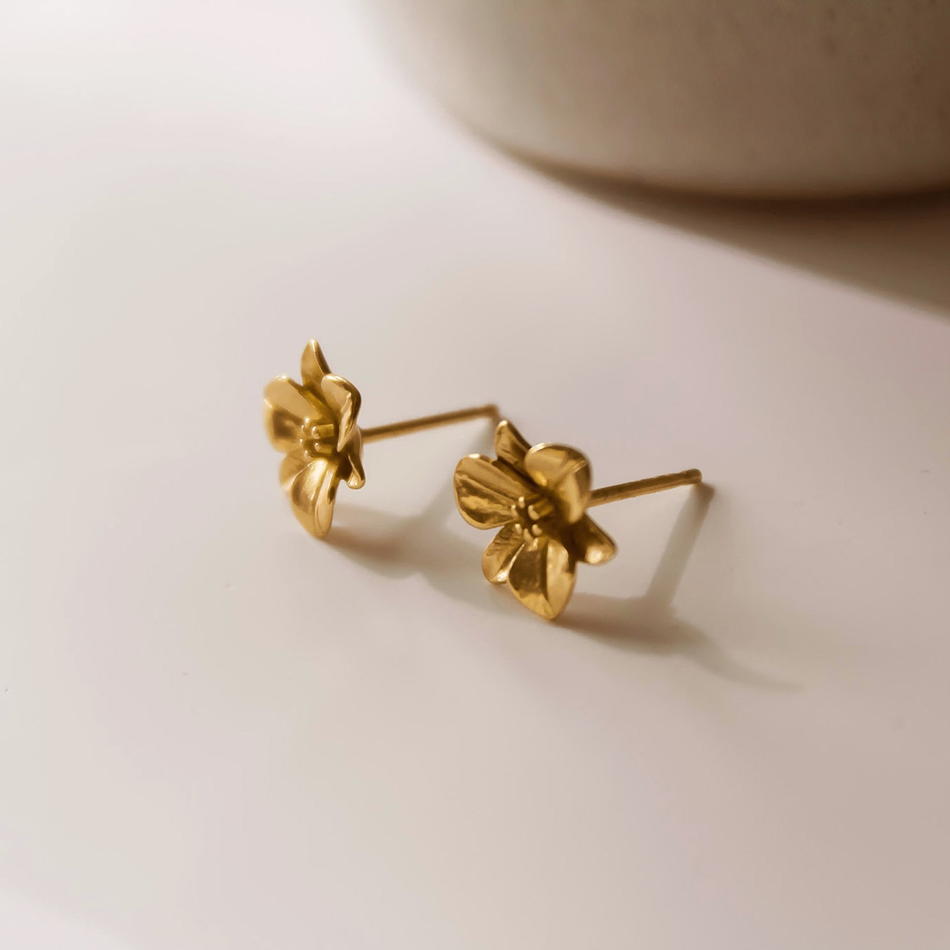 „Orchid" elegant Ohrstecker mit detailliertem Blumenmotiv