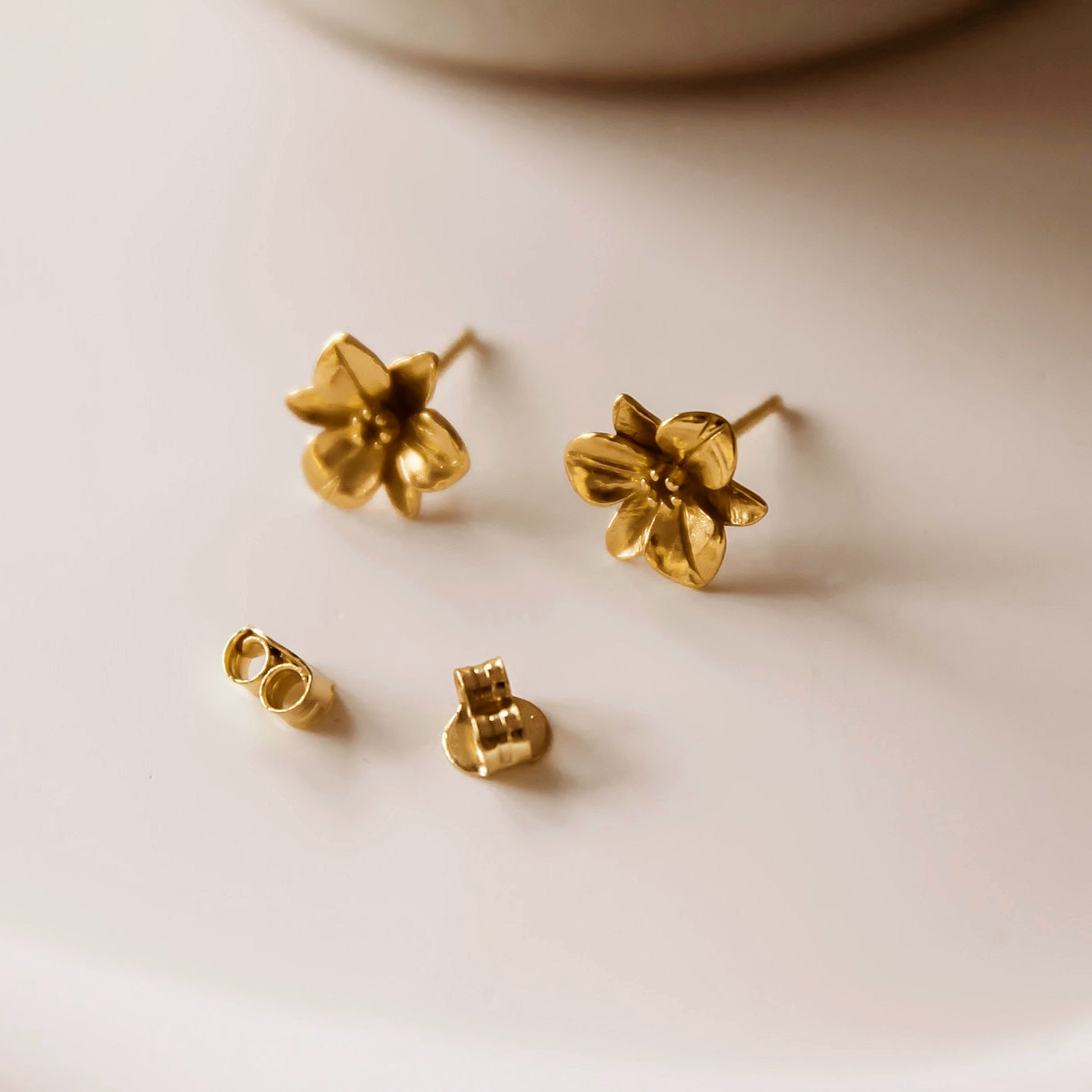 „Orchid" elegant Ohrstecker mit detailliertem Blumenmotiv