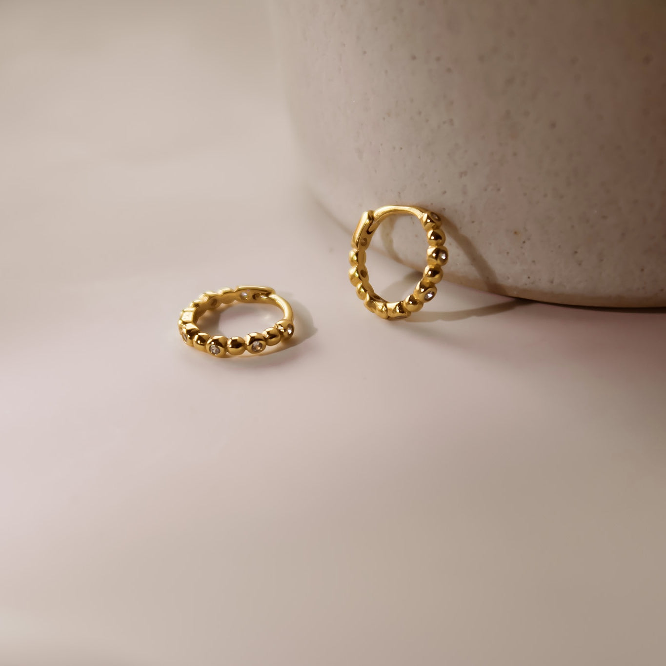 "Amelia" kleine Zirkonia Kügelchen Creolen Gold