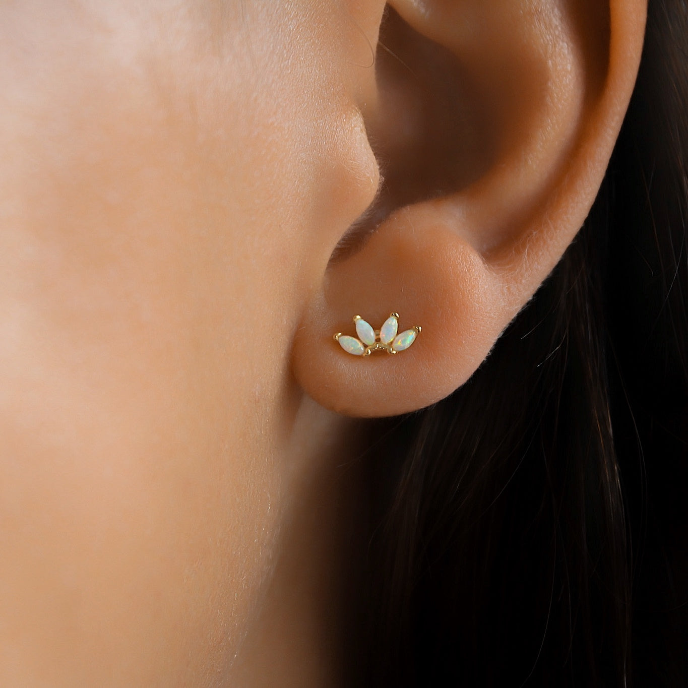 „Padma" Opal Ohrstecker in Lotus Design
