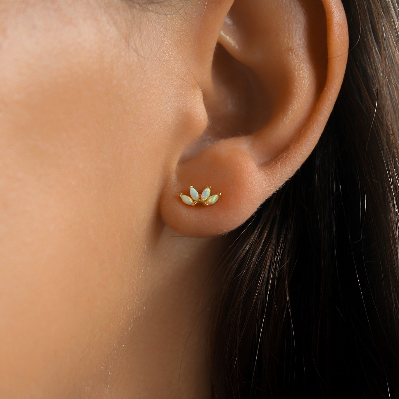 „Padma" Opal Ohrstecker in Lotus Design