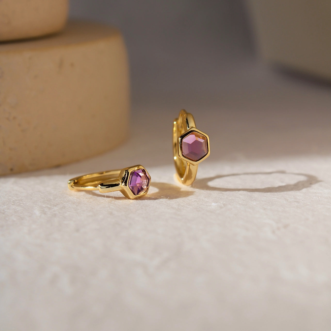 "Hailey" Hexagon Creolen mit bunten Zirkonia