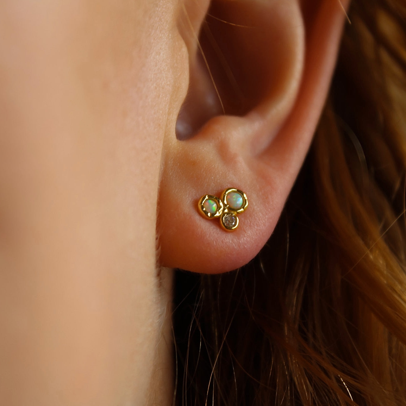 „Daphne" zierliche Opal Ohrstecker mit Zirkonia