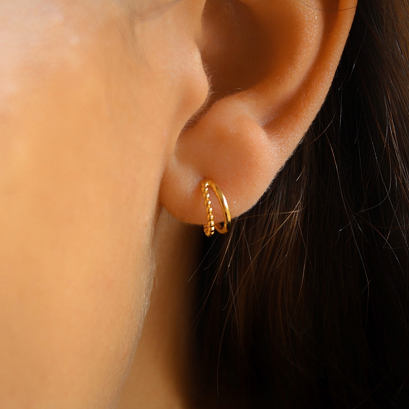 „Kareena" zierliche Halb Creolen mit Doppelstrang Design