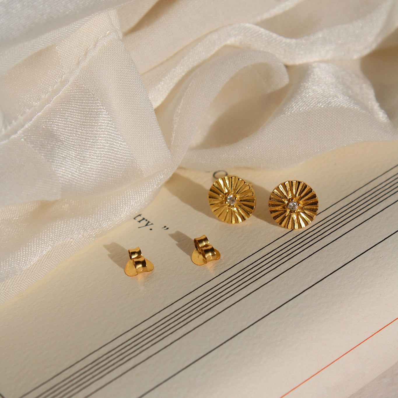 "Orion" Plättchen Ohrstecker mit Sternprägung