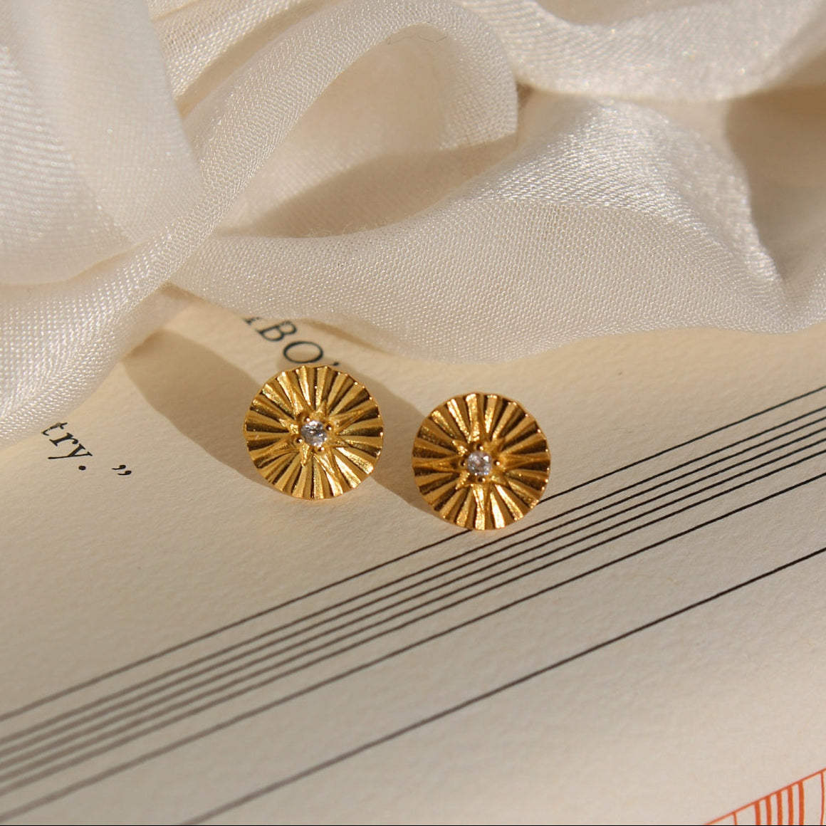 "Orion" Plättchen Ohrstecker mit Sternprägung