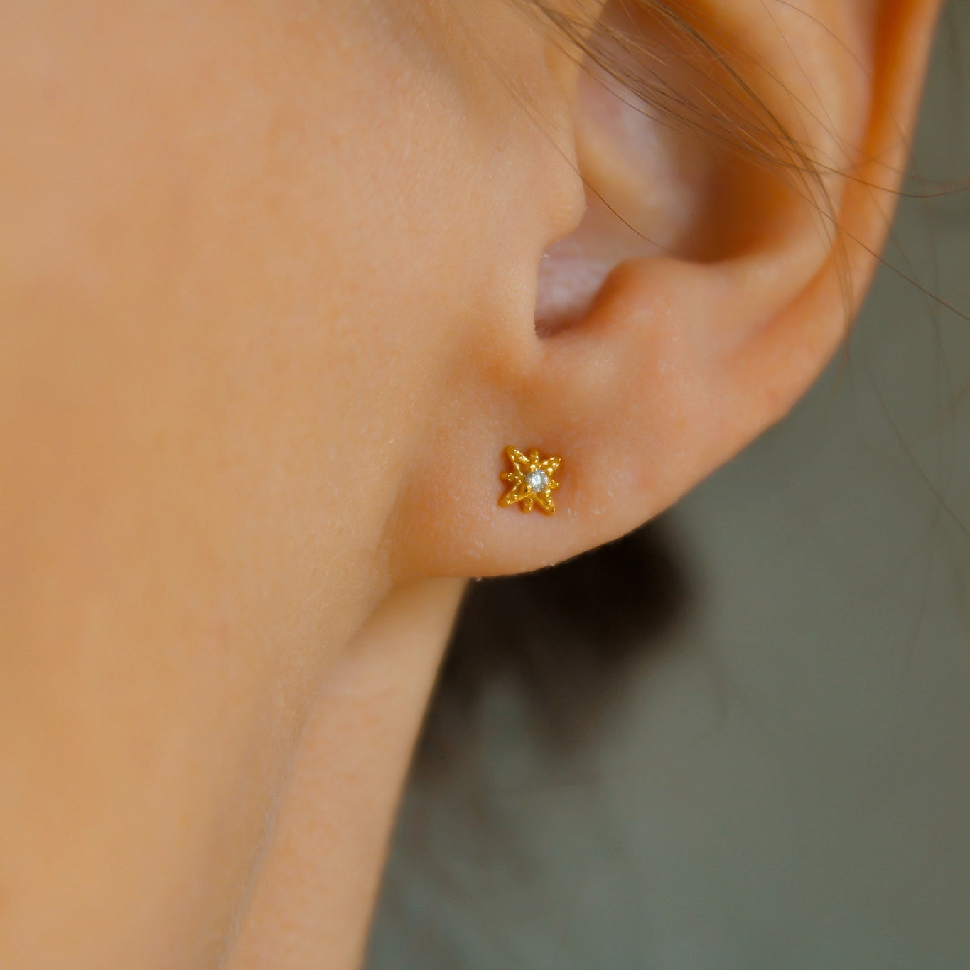 „Astri" winzige Sternchen Ohrstecker mit Zironia