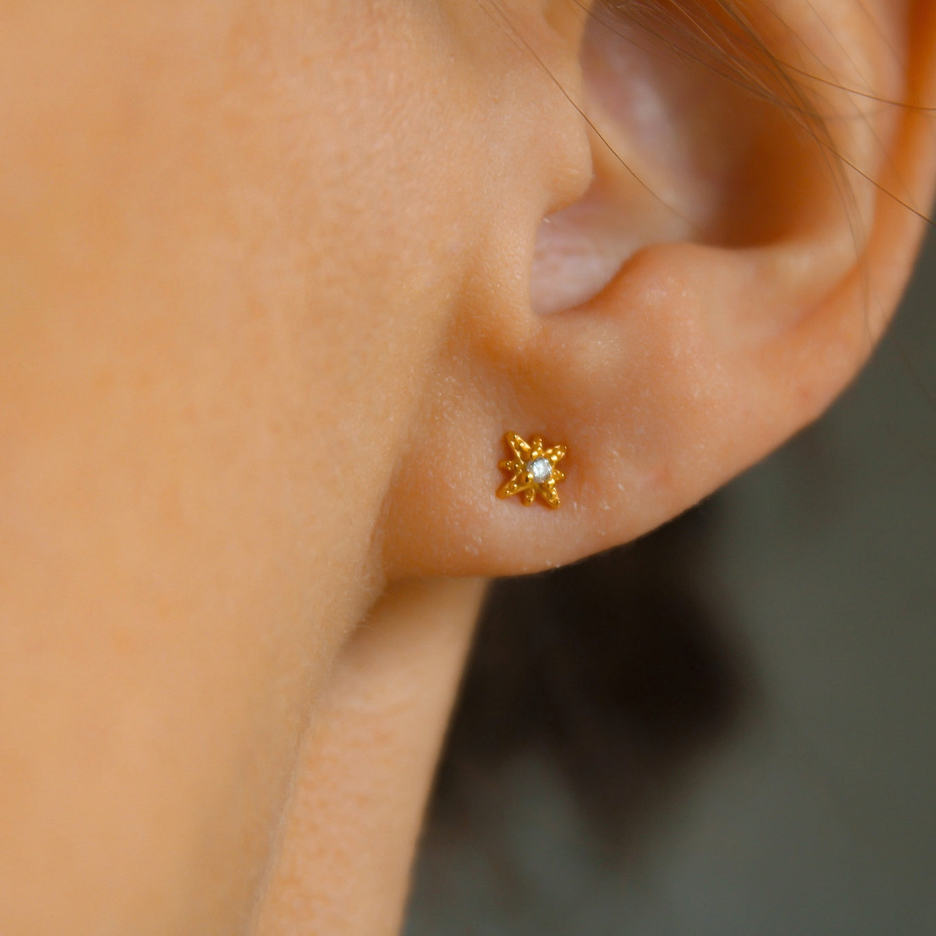 „Astri" winzige Sternchen Ohrstecker mit Zironia