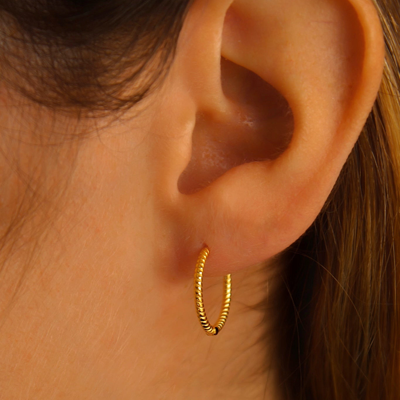 "Twisted" minimalistische Creolen Gold