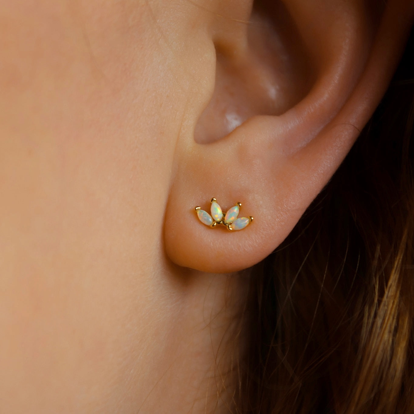 „Padma" Opal Ohrstecker in Lotus Design