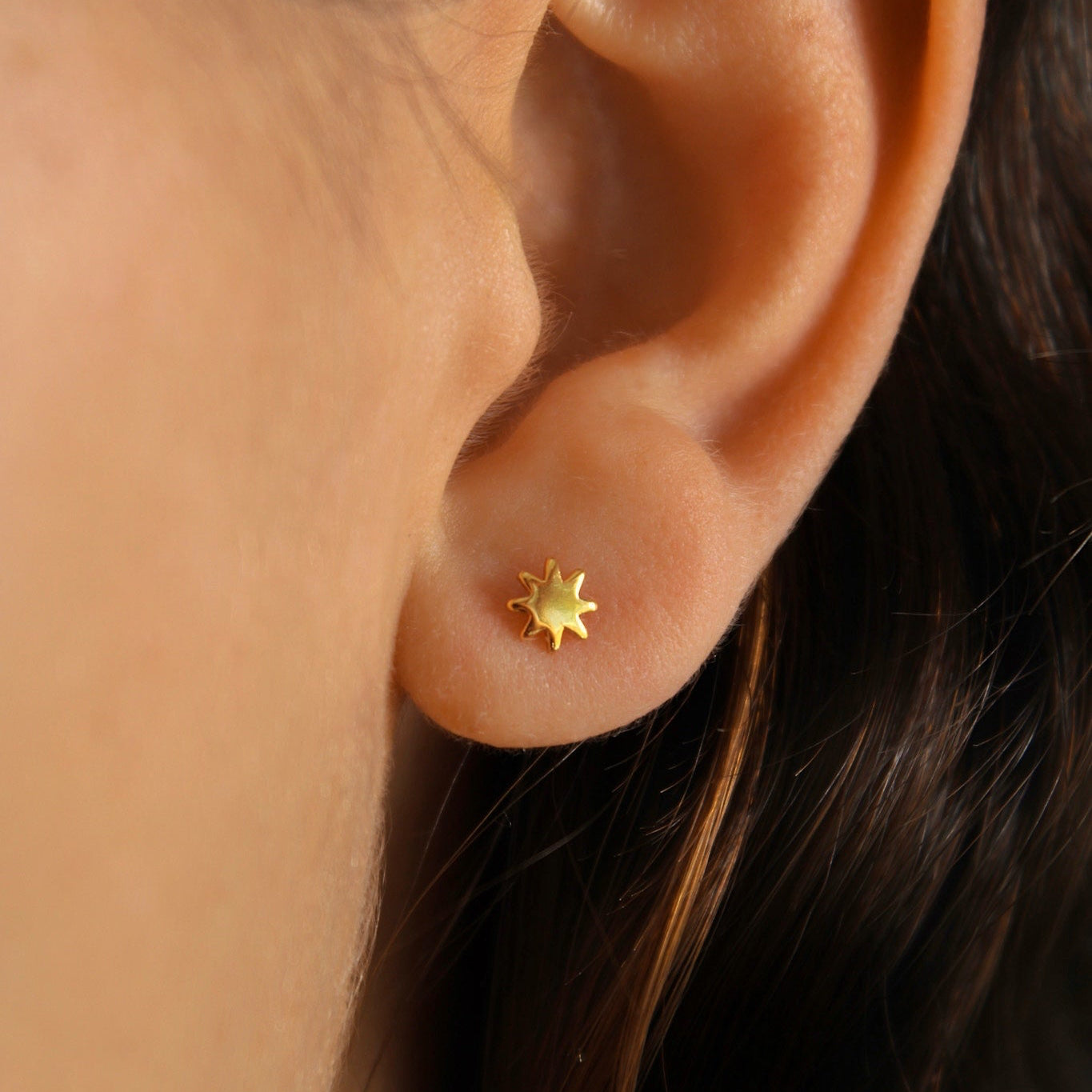"Aya" winzige Sonnen Ohrstecker vergoldet
