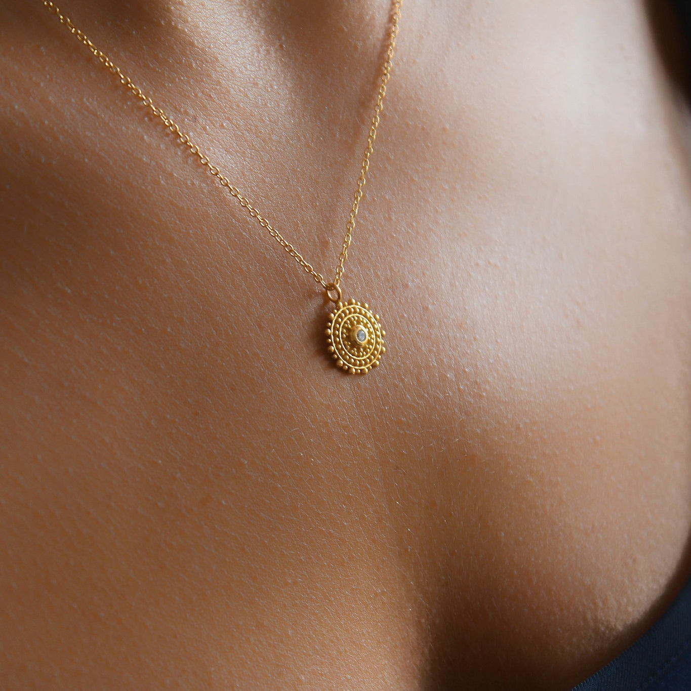 "Soleil" Halskette mit Sonnenanhänger und Zirkon