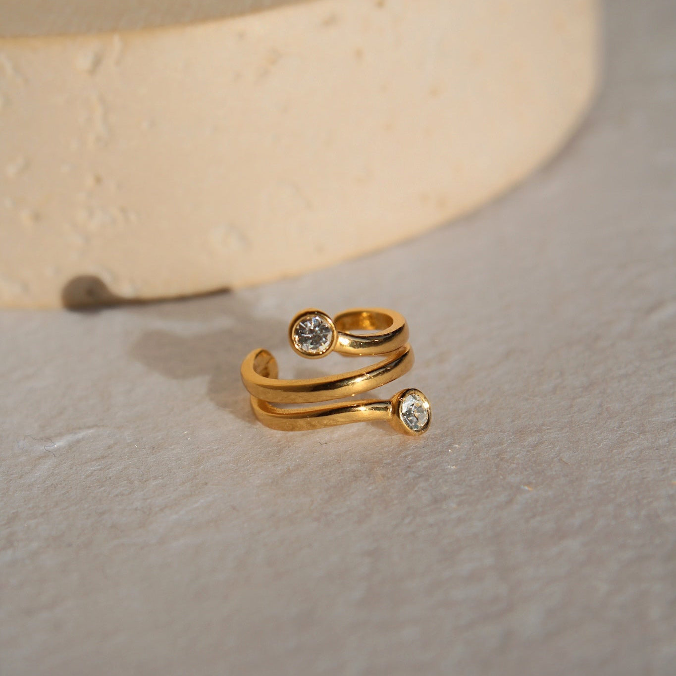 "Silent Ascent" - eleganter Earcuff mit Zirkonia