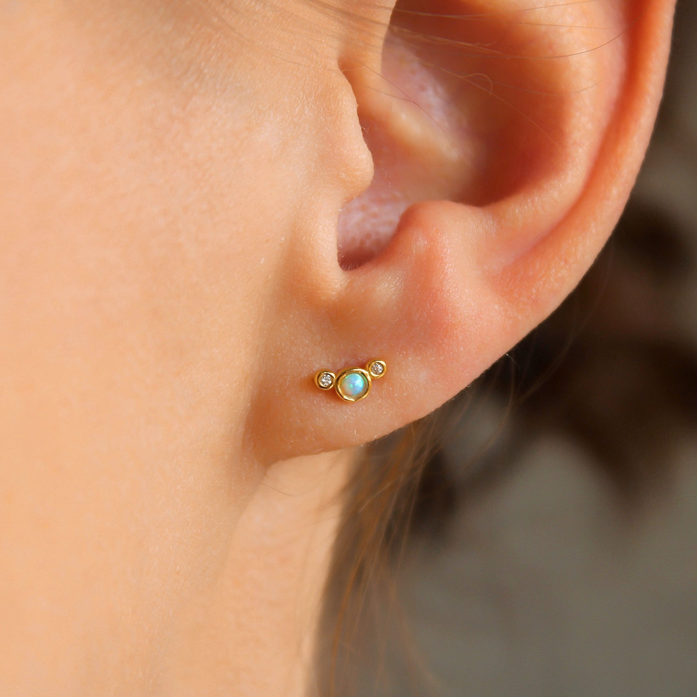 „Odelle" winzige Opal Ohrstecker mit Zirkonia